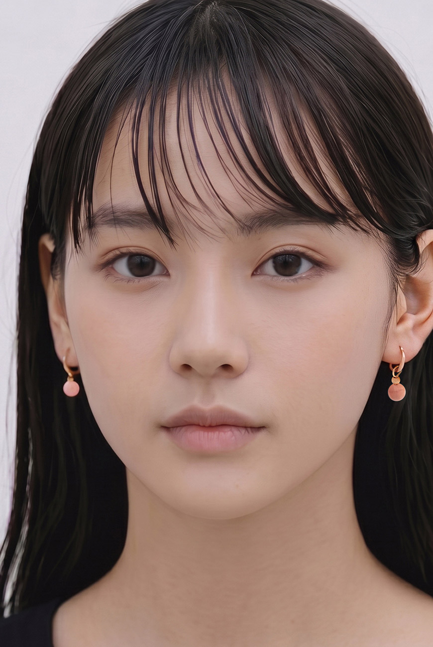 天然石チャームのピアスをつけたモデル