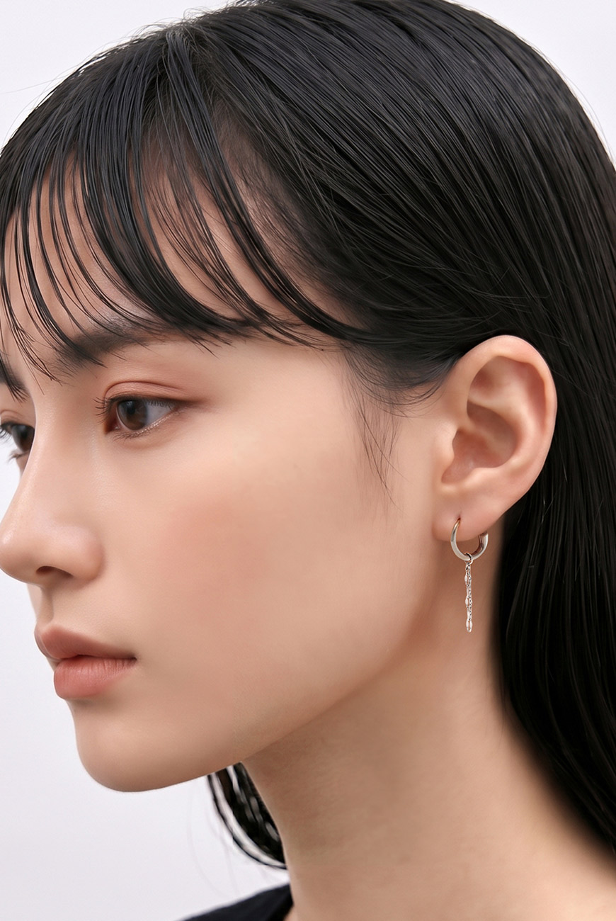 天然石チャームのピアスをつけたモデル