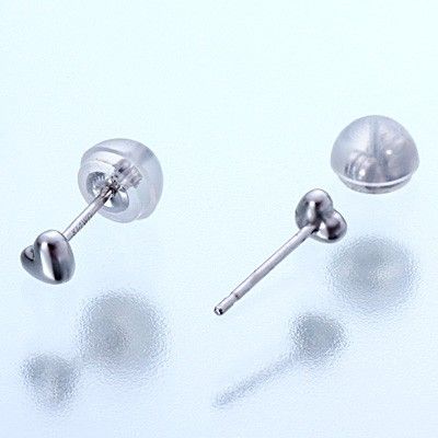 ホワイトゴールドスタッドピアス