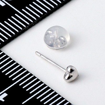 ホワイトゴールドスタッドピアス