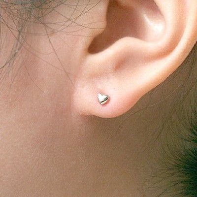 ホワイトゴールドスタッドピアス