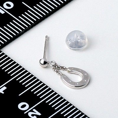 ホワイトゴールドスタッドピアス