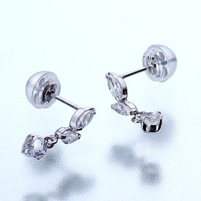 ホワイトゴールドスタッドピアス