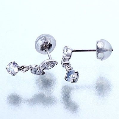 ホワイトゴールドスタッドピアス