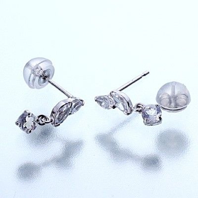 ホワイトゴールドスタッドピアス