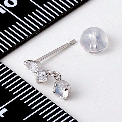 ホワイトゴールドスタッドピアス