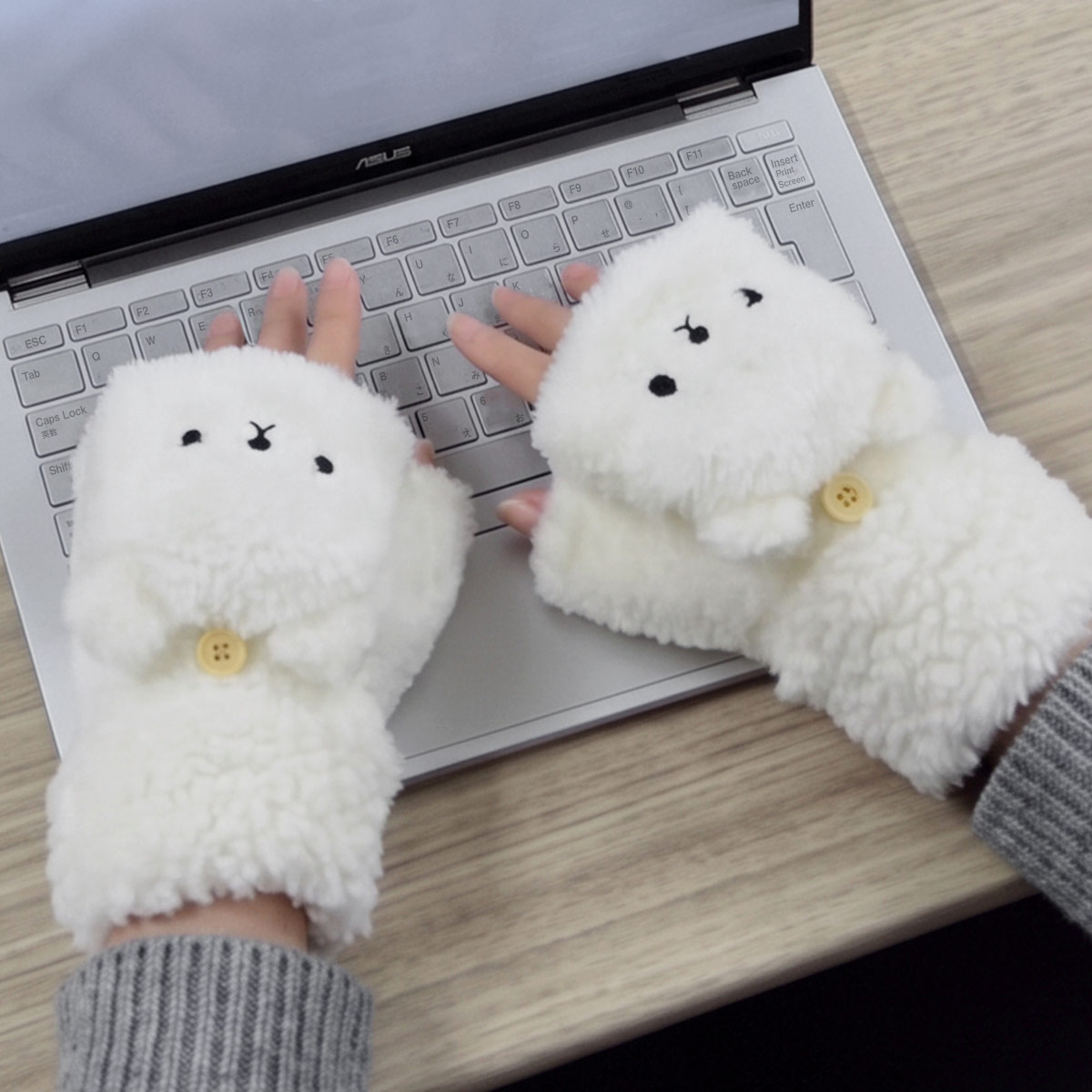手袋をしたままパソコンを操作するイメージ