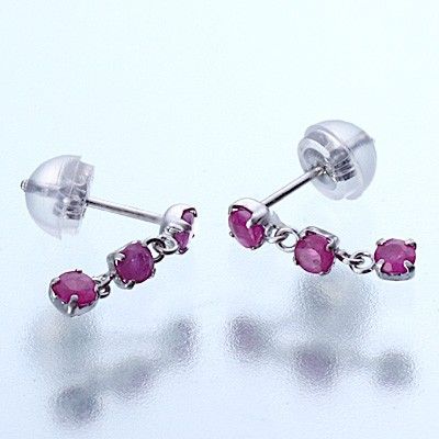 ホワイトゴールドスタッドピアス