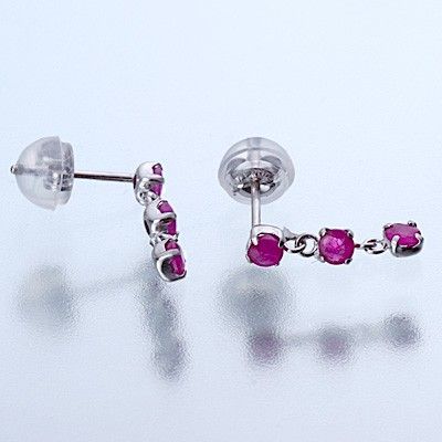 ホワイトゴールドスタッドピアス