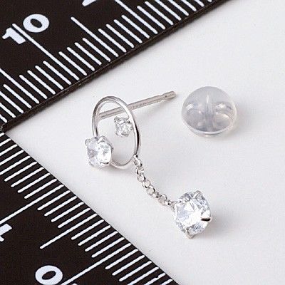 ホワイトゴールドスタッドピアス