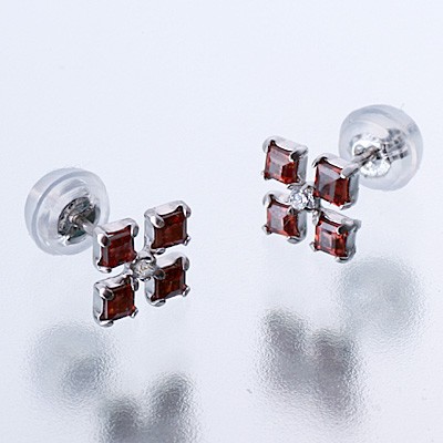 ホワイトゴールドスタッドピアス