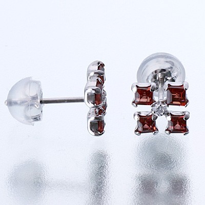 ホワイトゴールドスタッドピアス