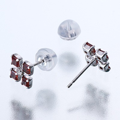 ホワイトゴールドスタッドピアス