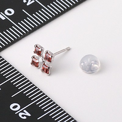 ホワイトゴールドスタッドピアス