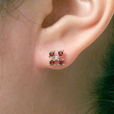 ホワイトゴールドスタッドピアス