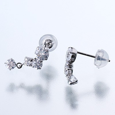 ホワイトゴールドスタッドピアス