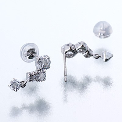 ホワイトゴールドスタッドピアス