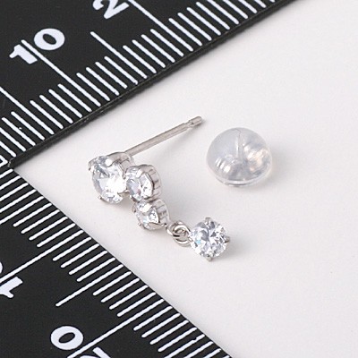 ホワイトゴールドスタッドピアス
