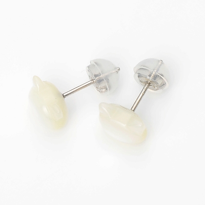 ホワイトゴールドピアス