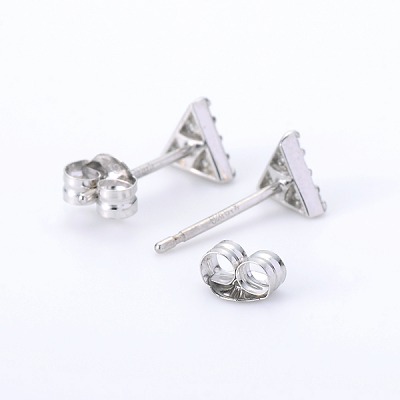 ホワイトゴールドスタッドピアス