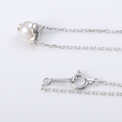 ホワイトゴールドネックレス