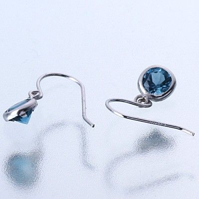 ホワイトゴールドフックピアス