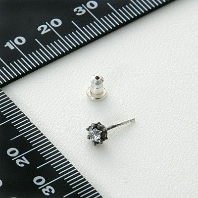 シルバースタッドピアス