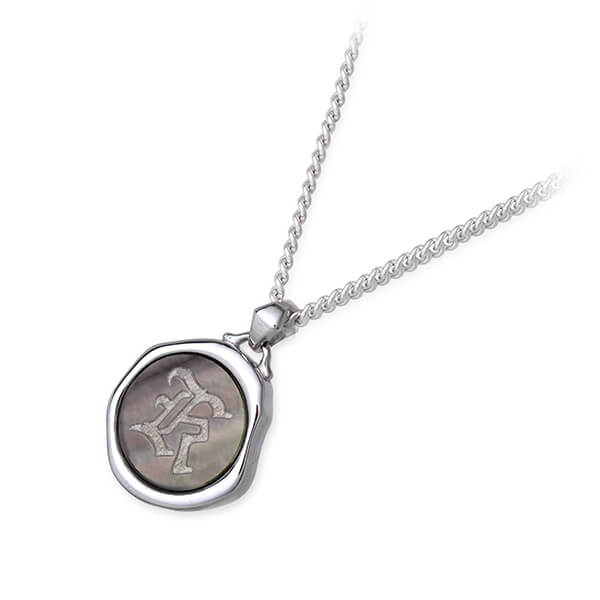 SAINTS イニシャルシェルペンダントネックレス