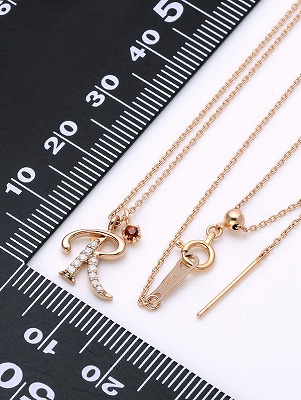 イニシャルネックレス