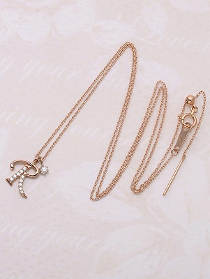 イニシャルネックレス