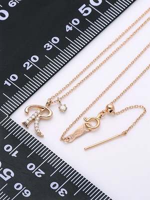 イニシャルネックレス