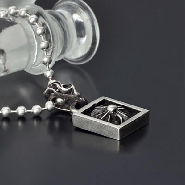 シルバーネックレス Framed CH Plud Charm