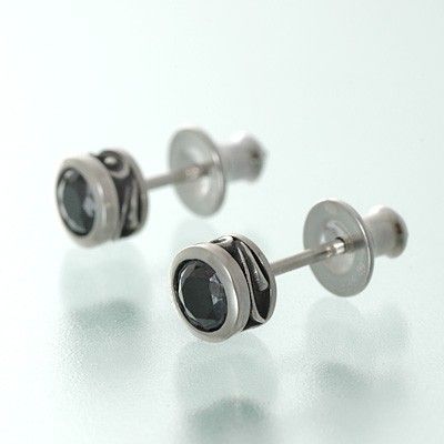 シルバースタッドピアス