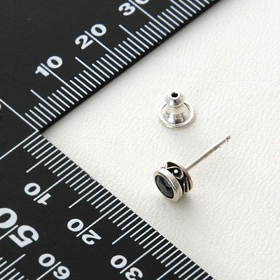 シルバースタッドピアス
