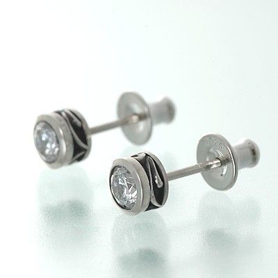 シルバースタッドピアス