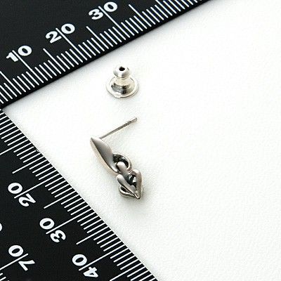 シルバースタッドピアス