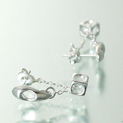 シルバースタッドピアス