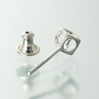 シルバースタッドピアス