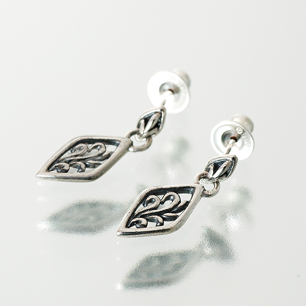 シルバースタッドピアス