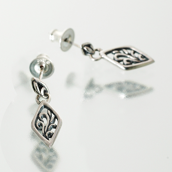 シルバースタッドピアス