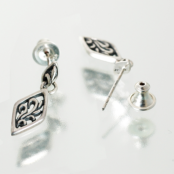 シルバースタッドピアス