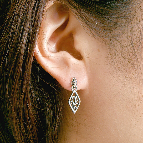 シルバースタッドピアス