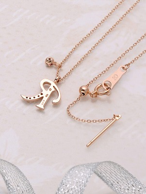 イニシャルネックレス