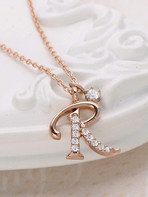 イニシャルネックレス