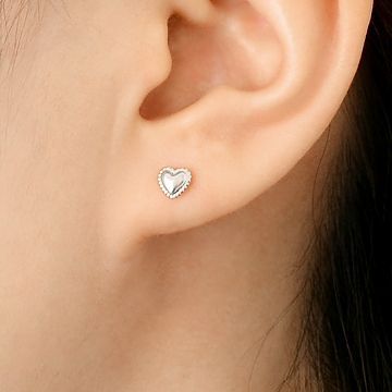 ホワイトゴールドスタッドピアス