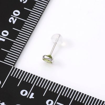 ホワイトゴールドスタッドピアス