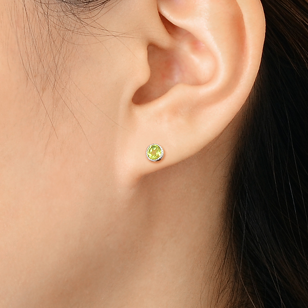 ホワイトゴールドスタッドピアス