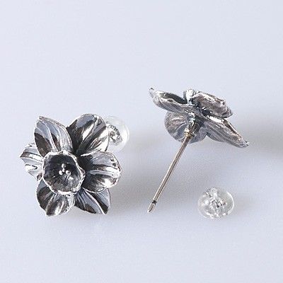 シルバースタッドピアス