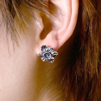 シルバースタッドピアス