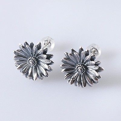 シルバースタッドピアス